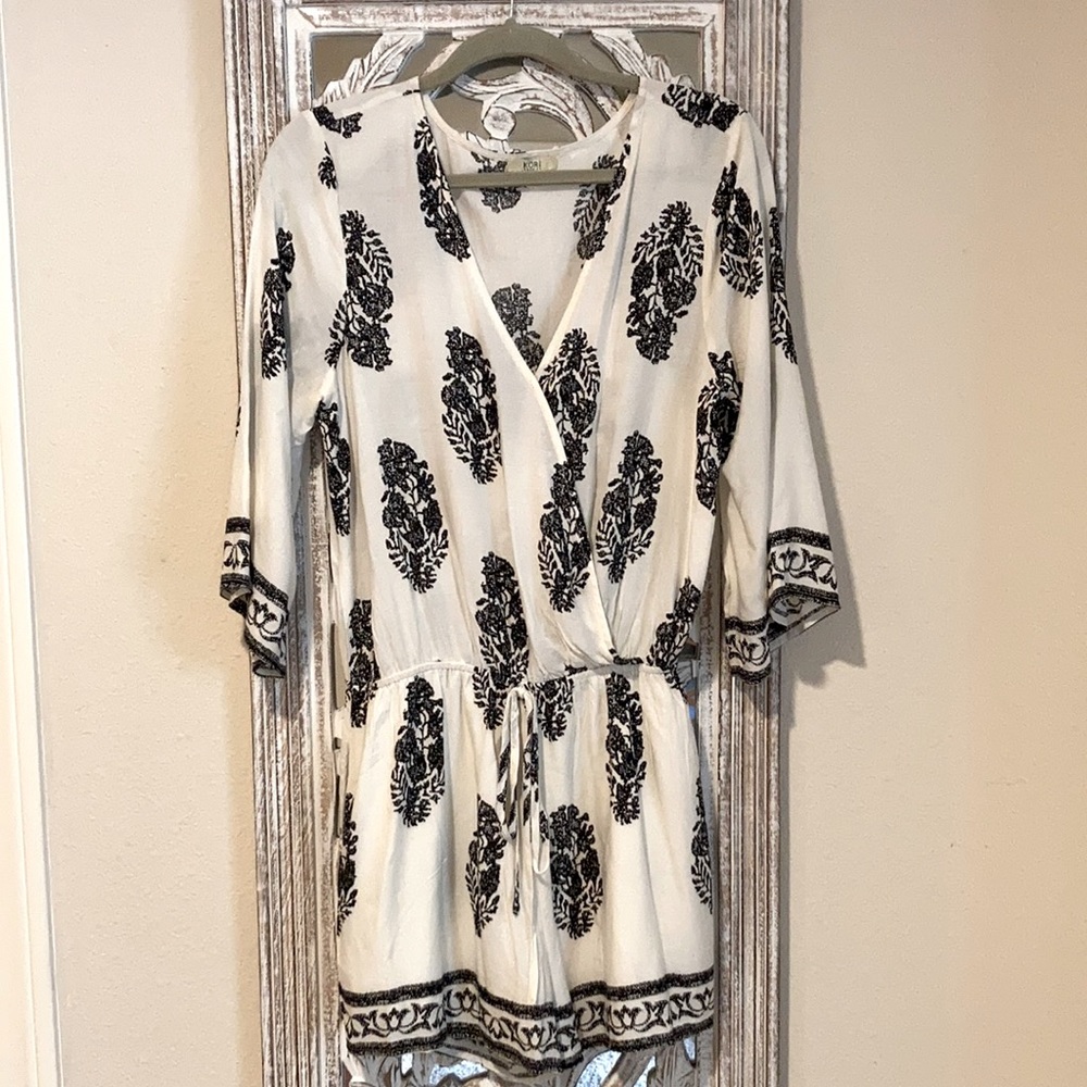Ladies white/black romper size Small
